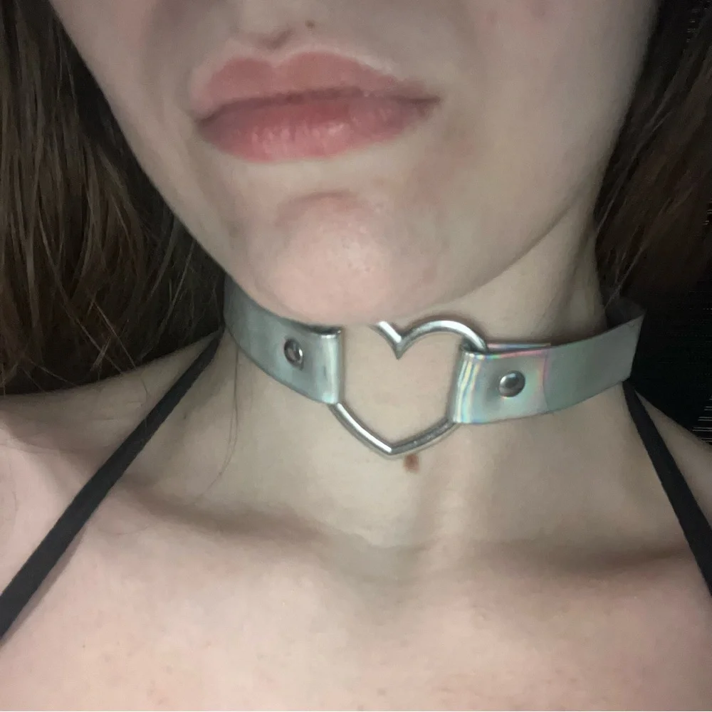 2016 TUMBLR GRUNGE HOLOGRAPHIC SILVER HEART CHOKER - Picture 4 of 14